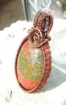 Unakiet cabochon in geoxideerd koperdraad